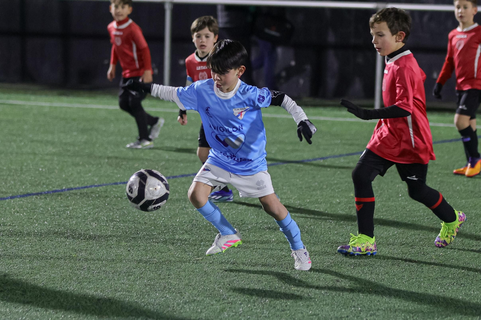 Niños de diferentes edades compitieron ayer en distintos campos de fútbol de Vigo.