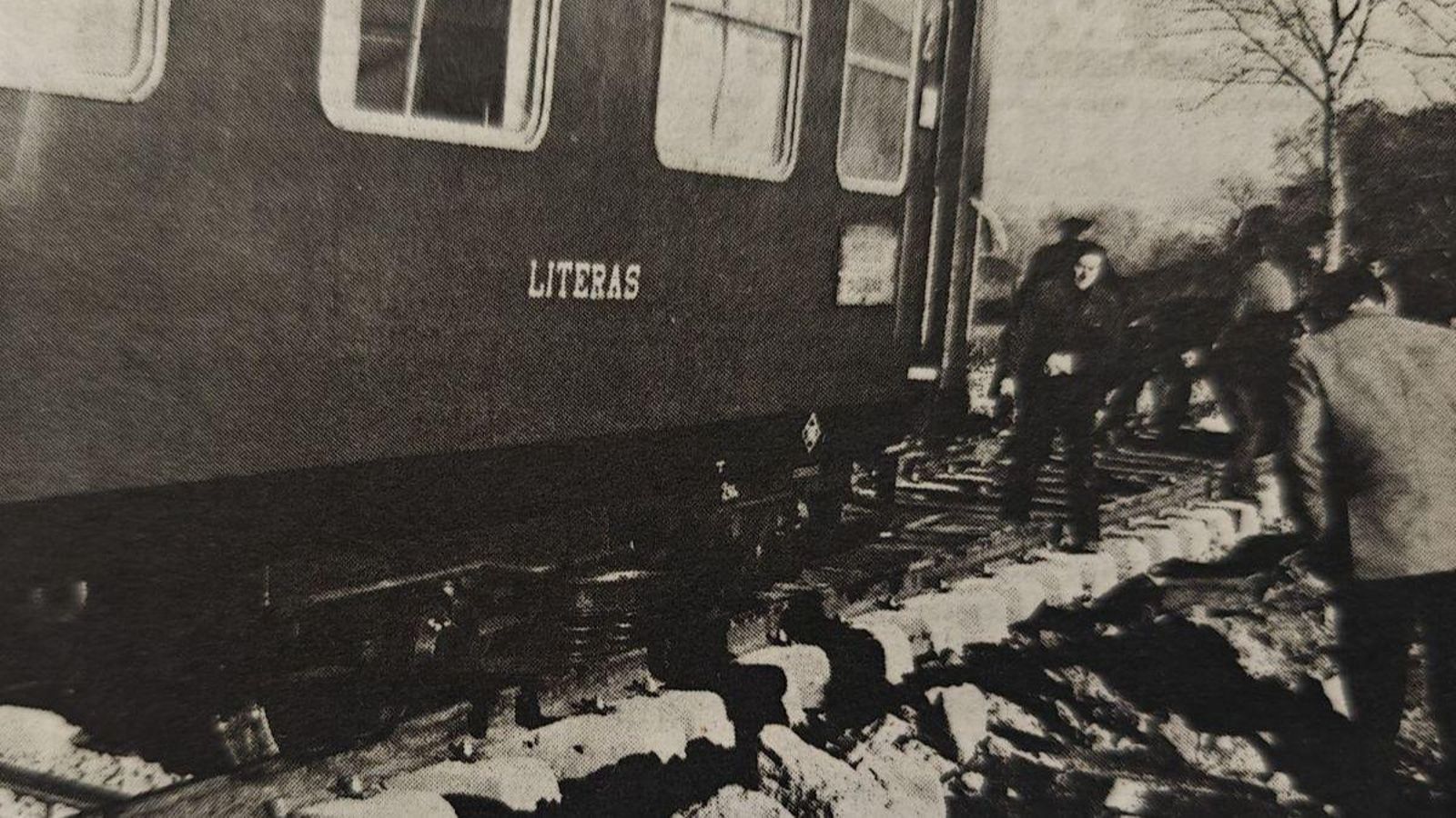 Uno de los vagones descarrilados fuera de la vía.