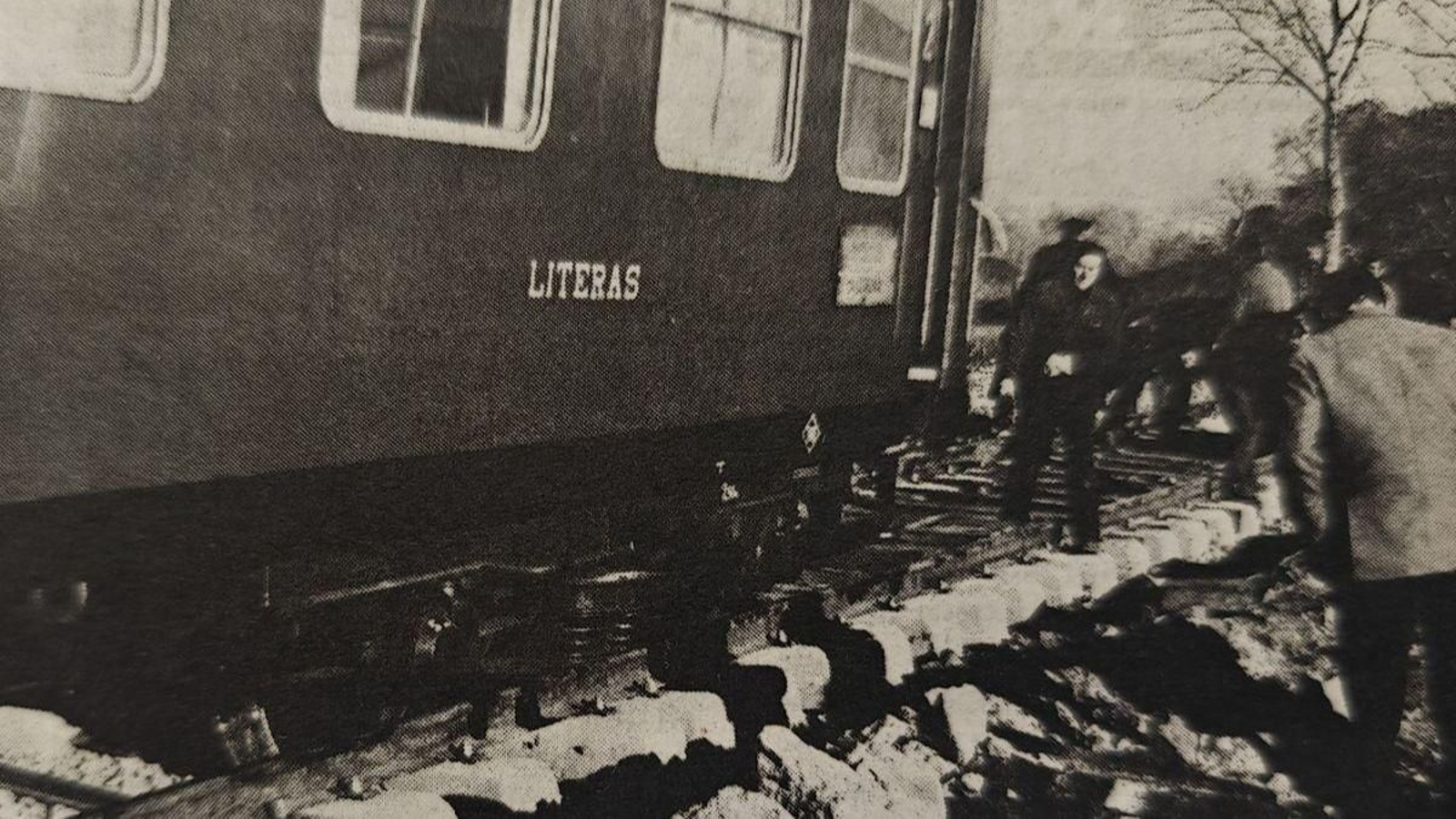 Uno de los vagones descarrilados fuera de la vía.