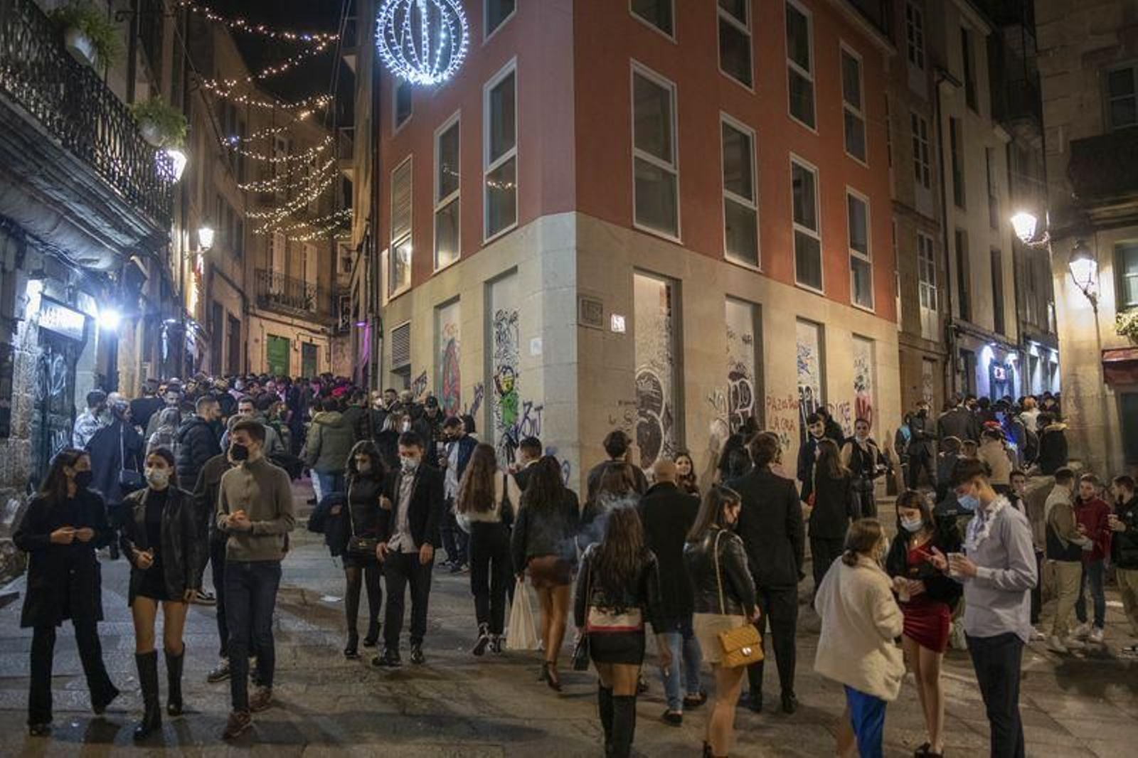 Muchos pubs estaban cerrados, por lo que las calles se mantuvieron concurridas. Foto: Xesús Fariñas