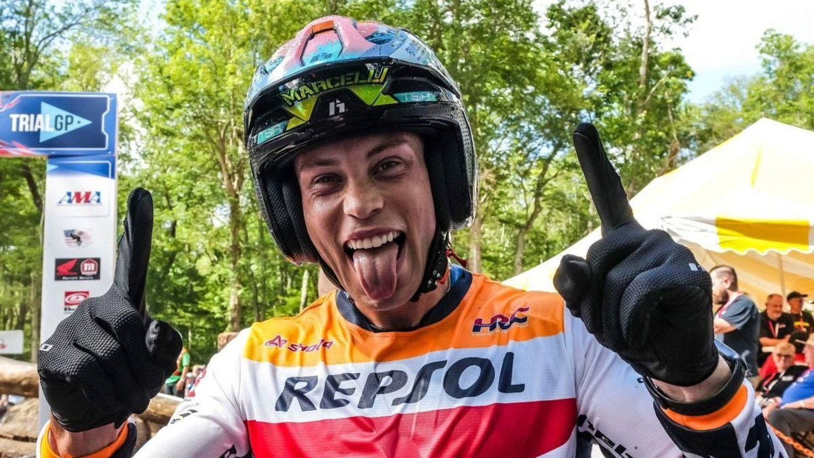 El piloto rosaleiro deja salir toda la alegría por una primera victoria que llevaba años persiguiendo.