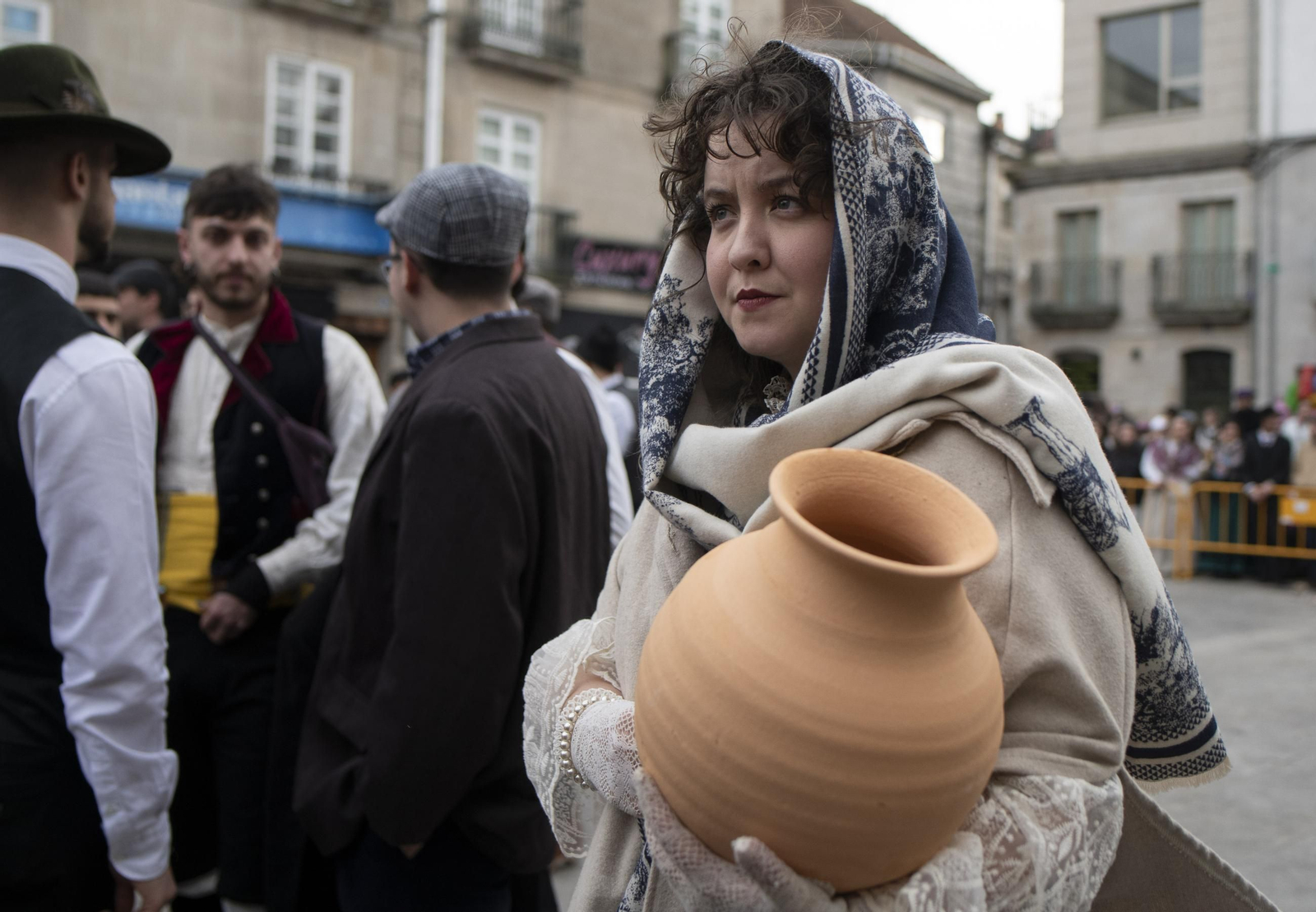 Galería |  Xinzo celebra su Domingo Oleiro con las olas volando en la Plaza Mayor