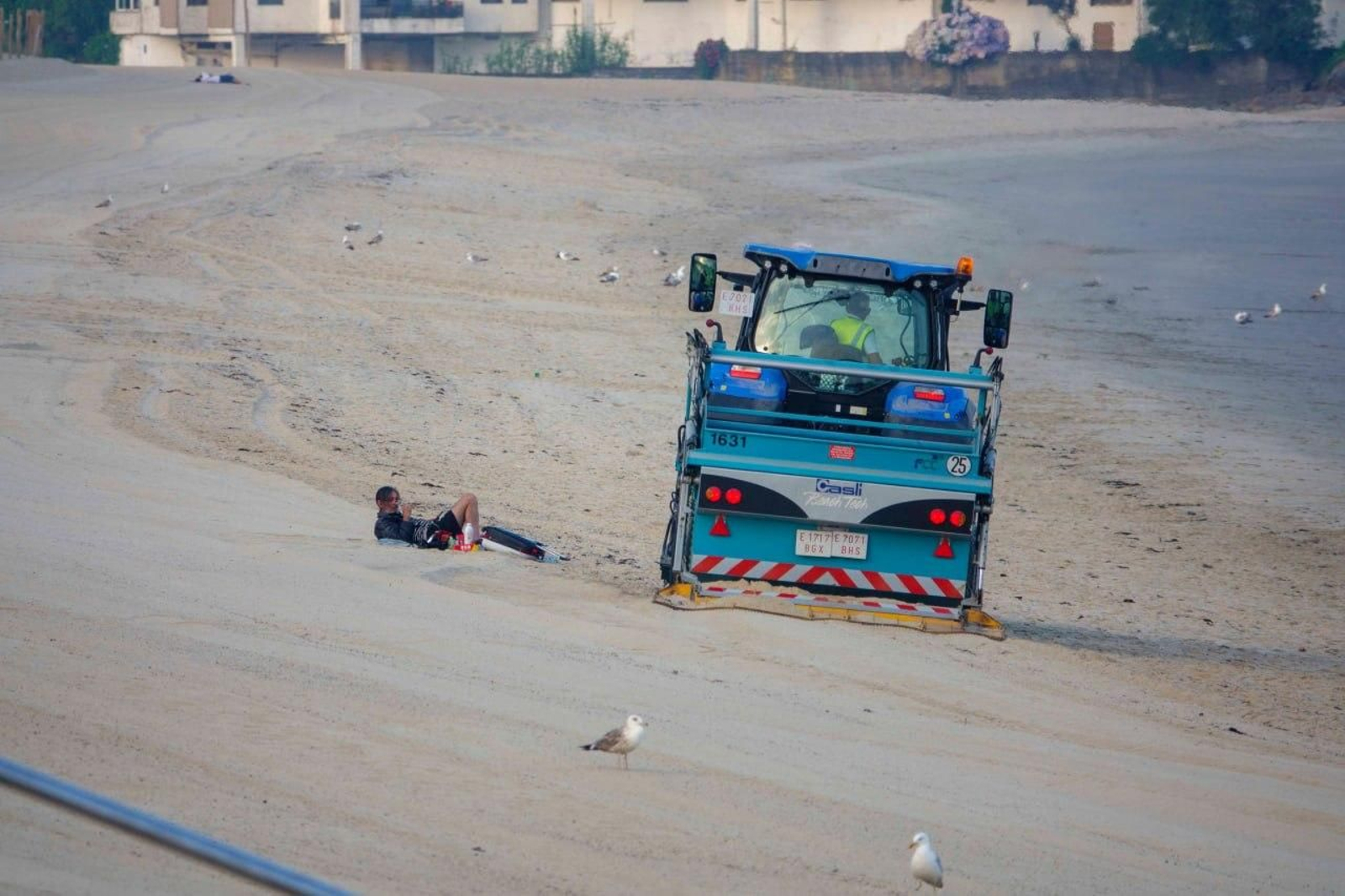 Galería | La resaca de San Xoán 2026 deja toneladas de residuos en Samil y Panxón