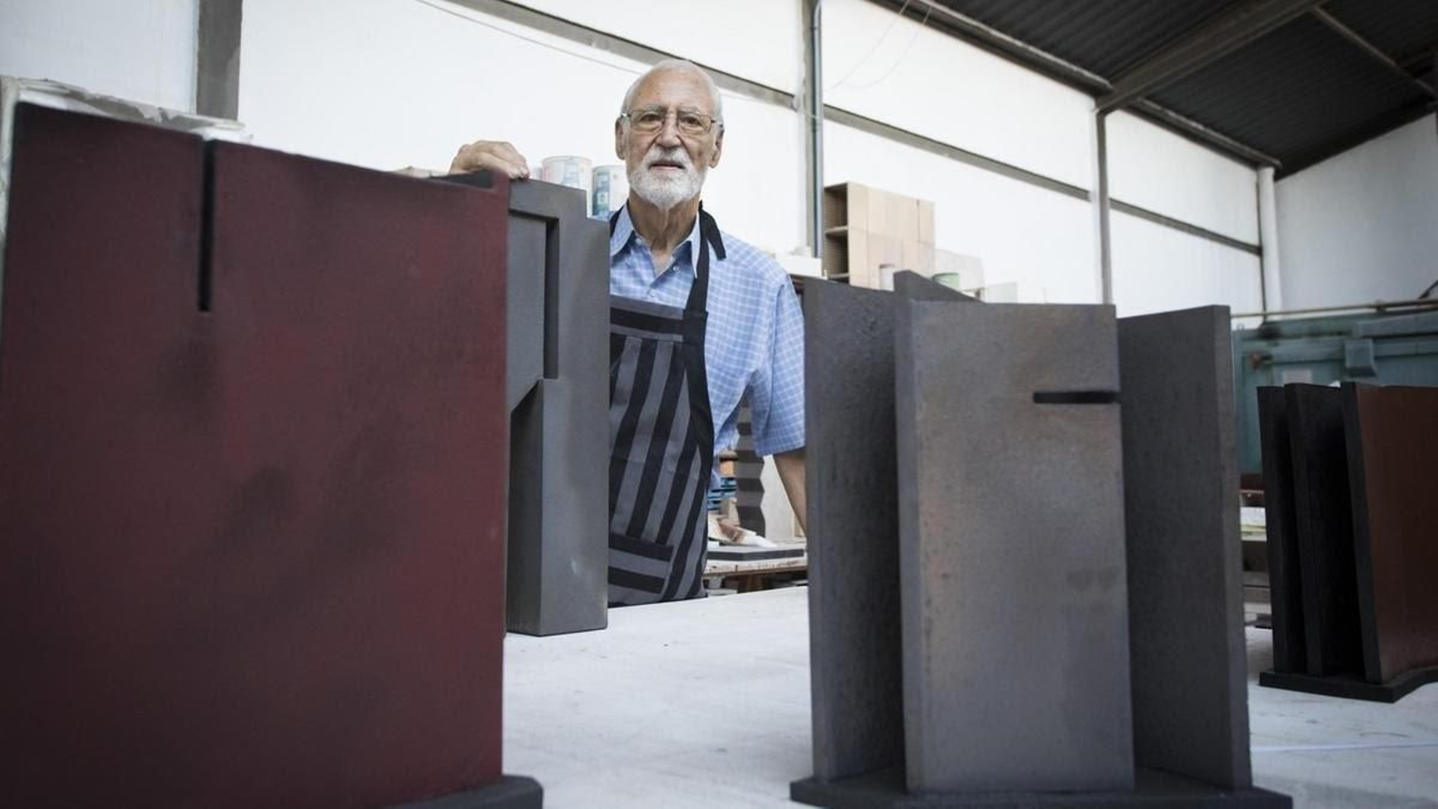 El escultor Enric Mestre ante una de sus obras