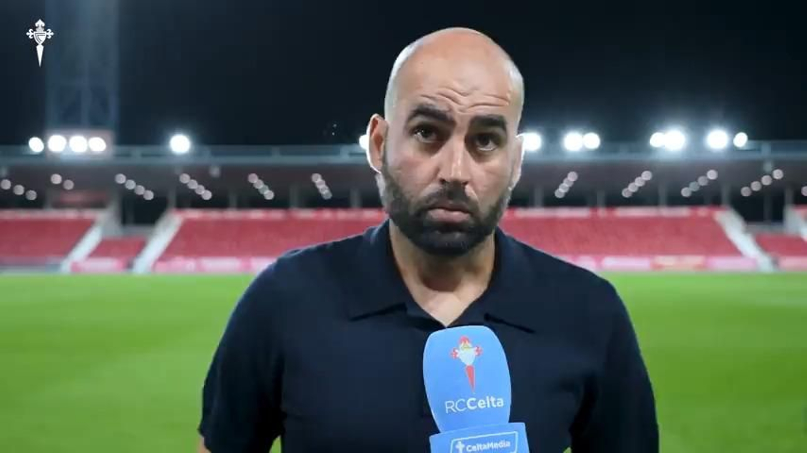 El técnico porriñés, ayer al término del partido en Barcelos.