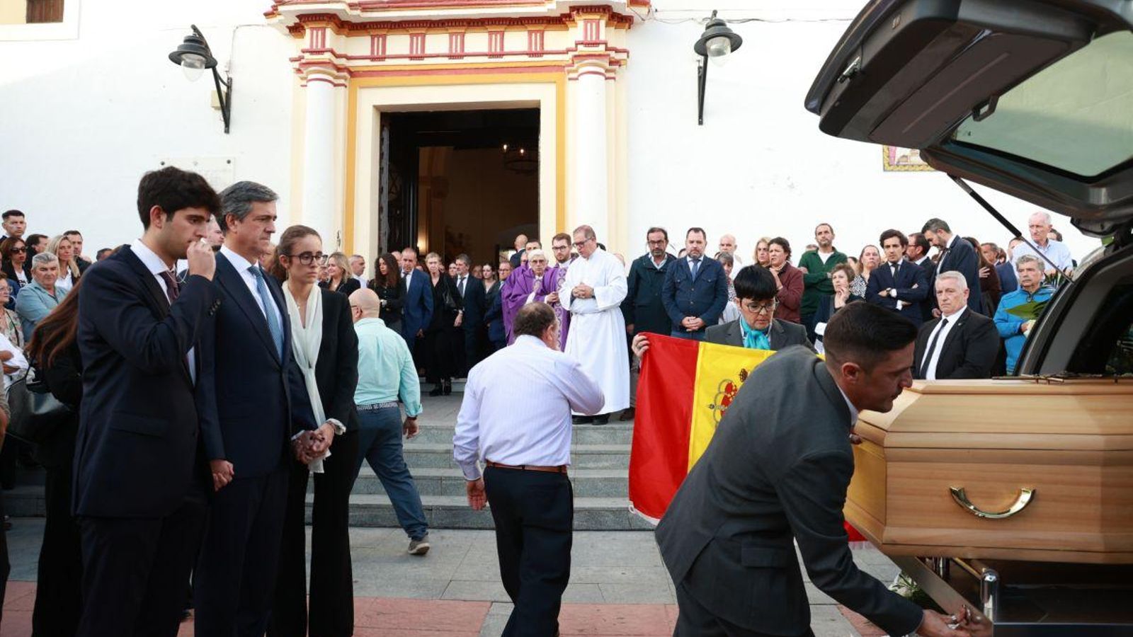 Salida del féretro tras la misa funeral celebrada en memoria de Fátima Báñez.
