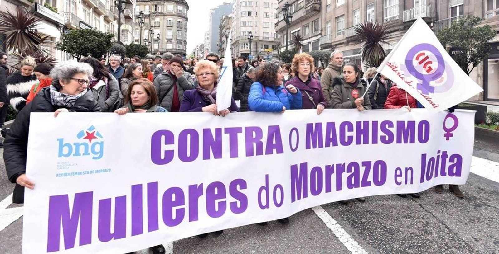 La marcha feminista recorre las calles de Vigo 40