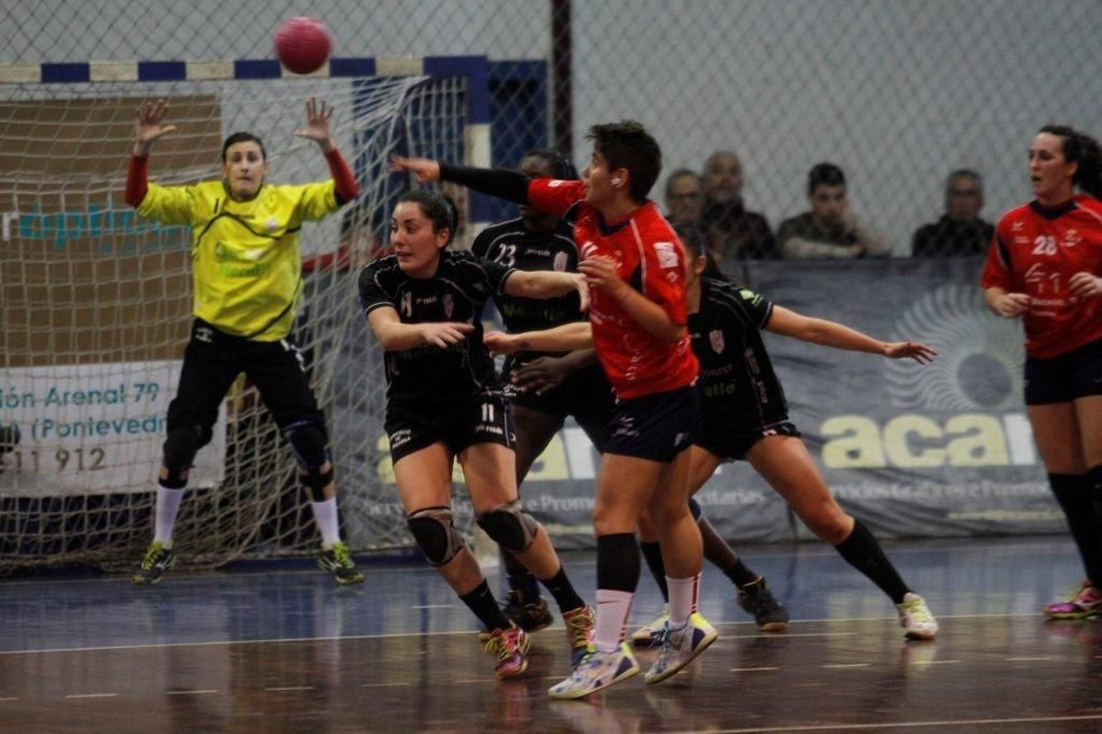 Cecilia Cacheda realiza un pase durante el primer tiempo del partido de ayer en A Sangriña.