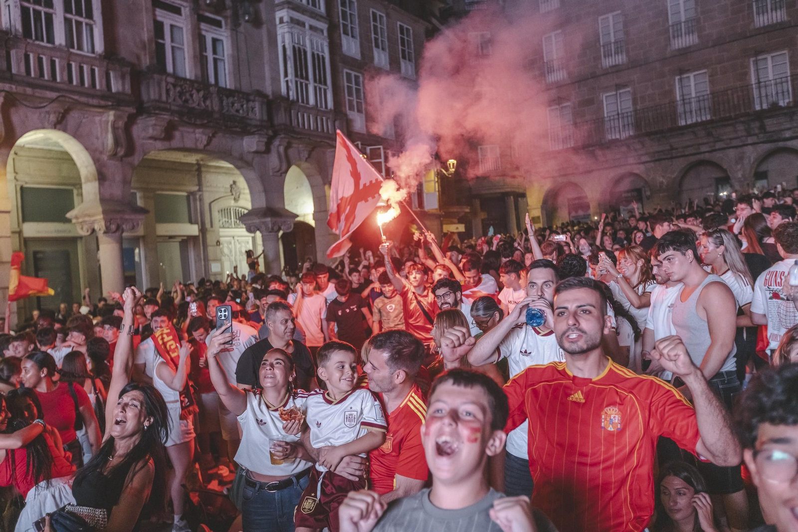 Galería | Camisetas, banderas y las calles de Ourense llenas de emoción por ver a España jugar los cuartos de final, en fotos