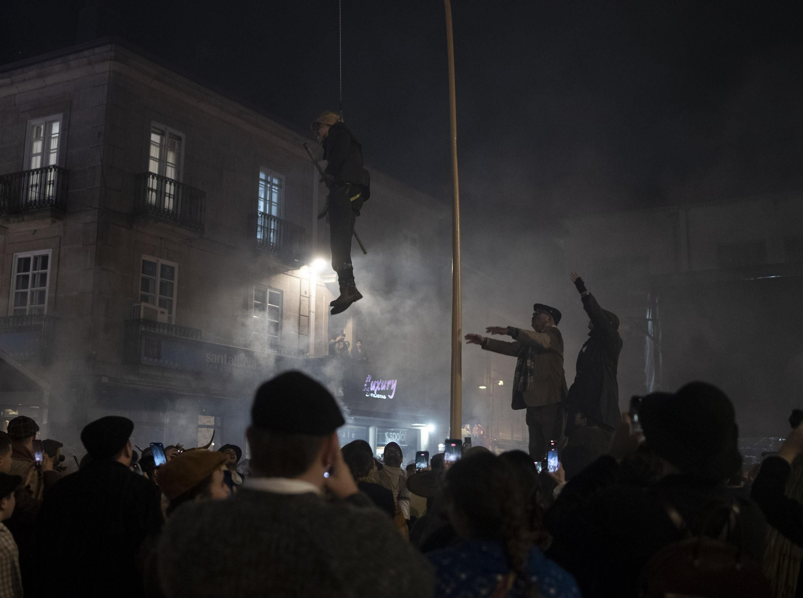 El muñeco permanecerá colgado hasta el Domingo de Piñata.