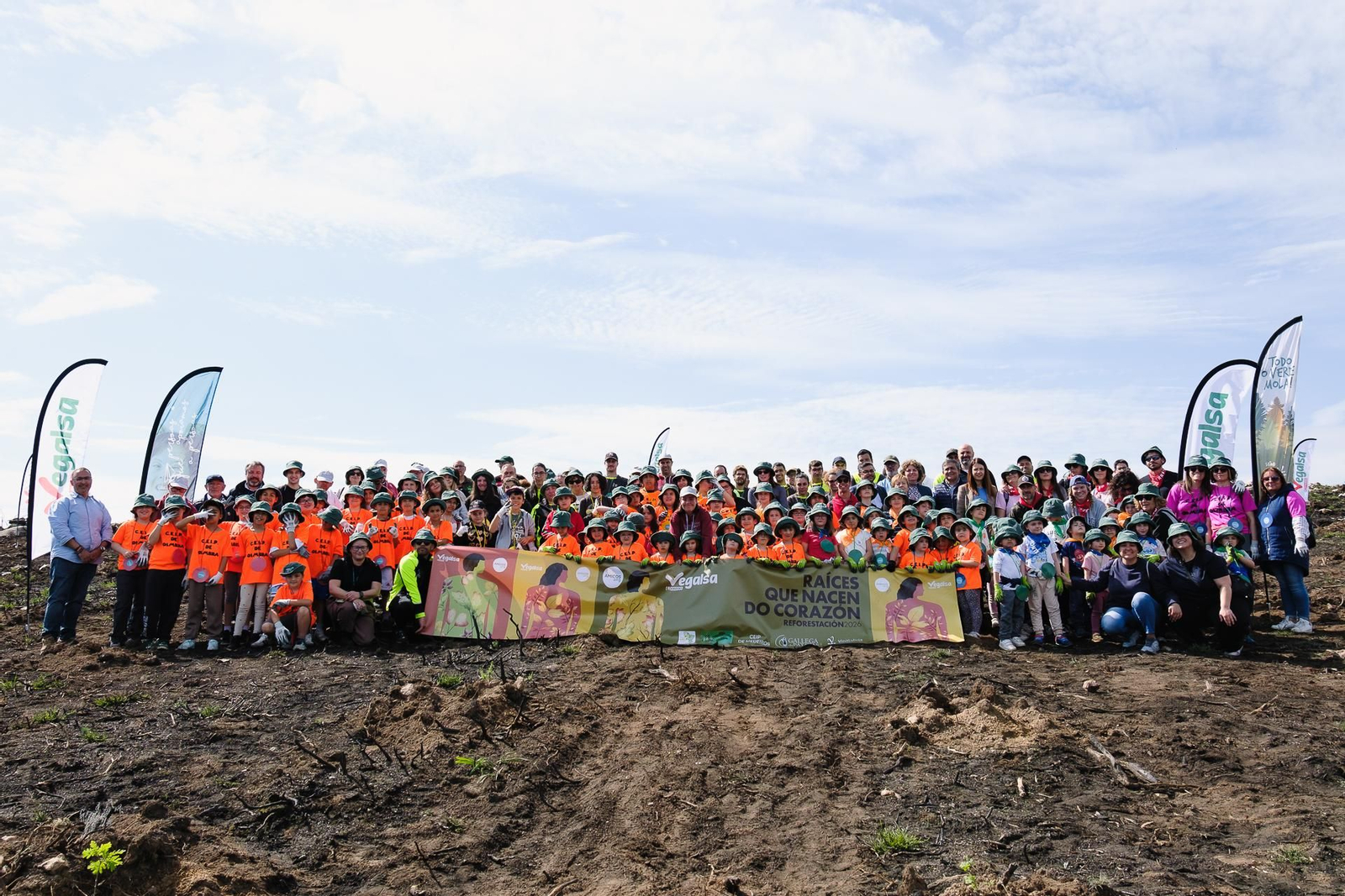 Foto de grupo del centenar de escolares que participó en la reforestación.