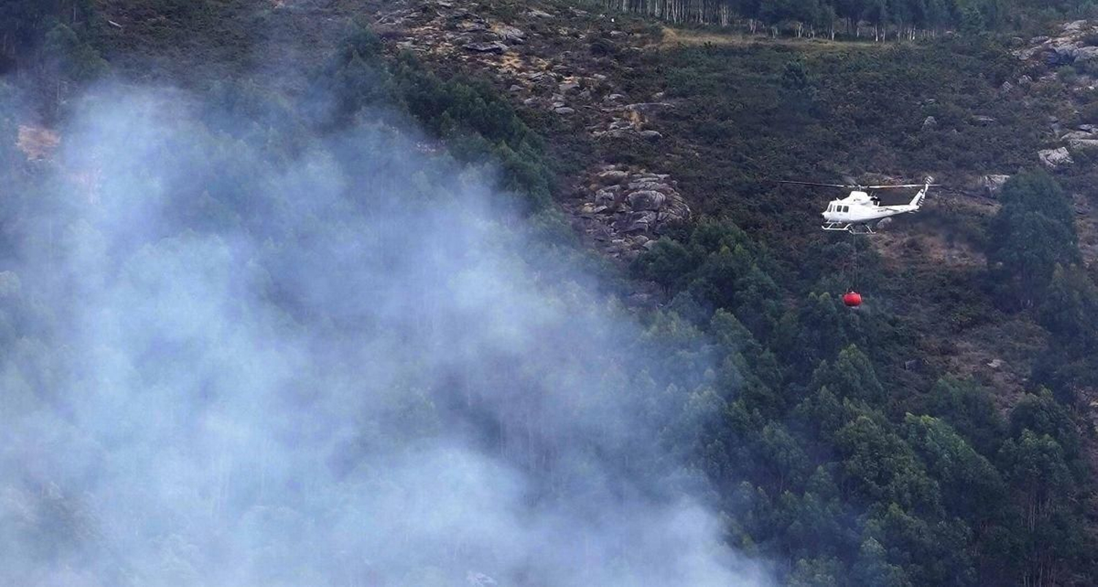 Un helicóptero trabajando en la zona de Filgueira en labores de extinción.