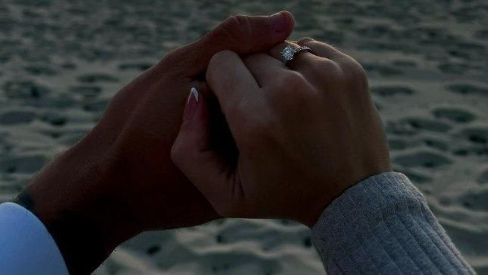 Las manos de Unai Núñez y Cintya Roldán, con el anillo. // Instagram (@cintiaroldan_11)