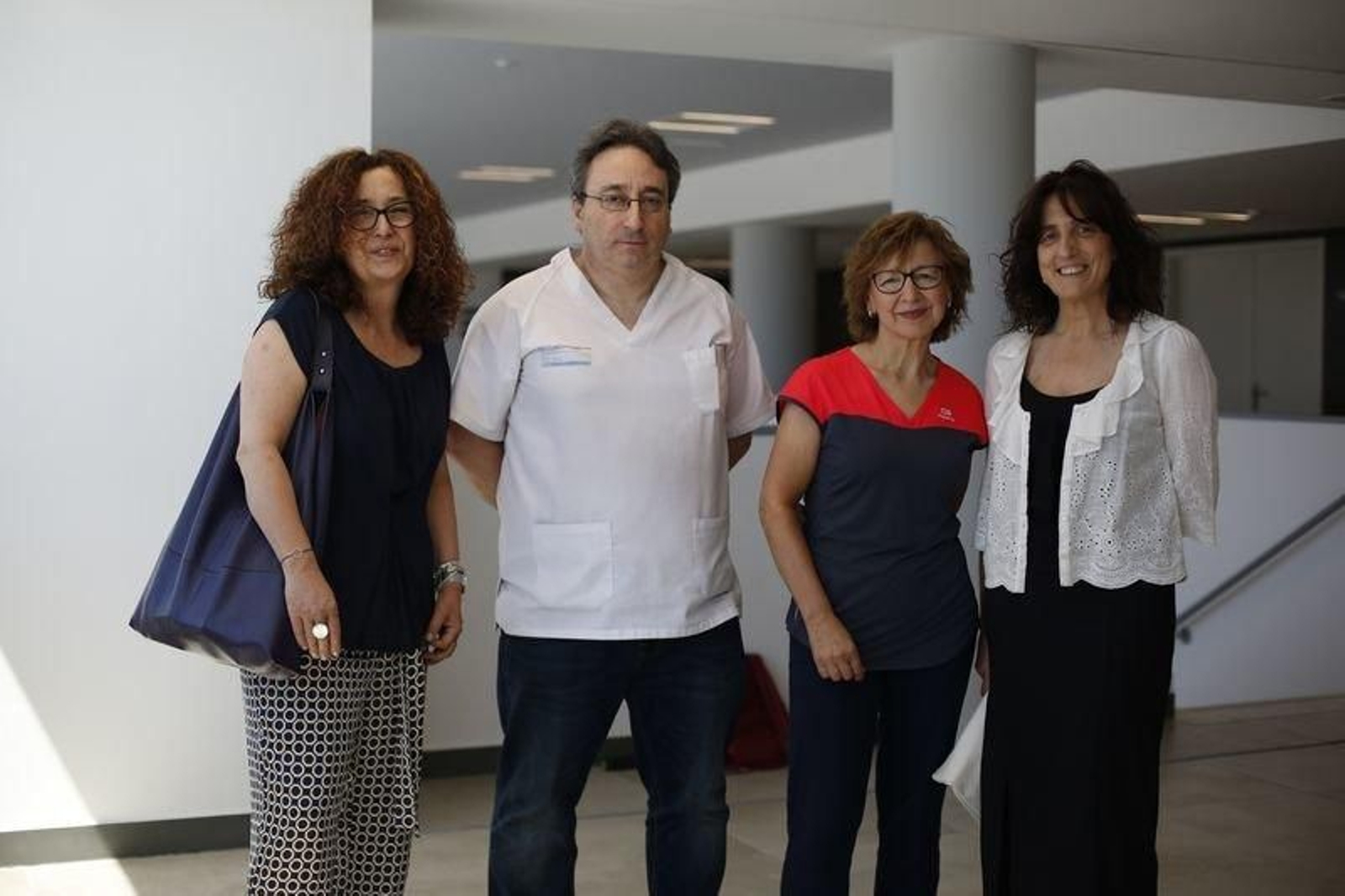 Fernanda Patiño, psicóloga de AODEM; Daniel Apolinar García, jefe de neurología del CHUO; Camila Fraga,
médico de familia del centro Novoa Santos-Couto y Susana Fernández, presidenta de AODEM, en el CHUO.