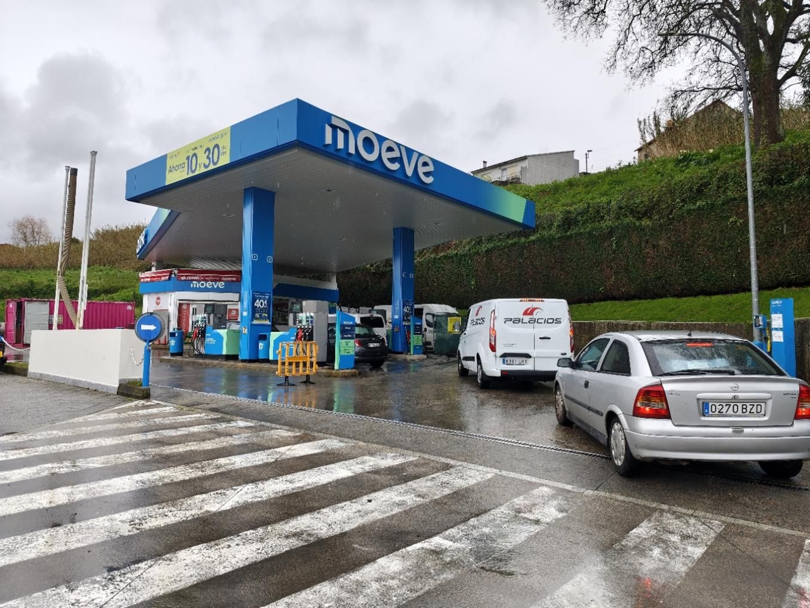 Colas este jueves por la mañana ante una estación de servicio de Vigo.