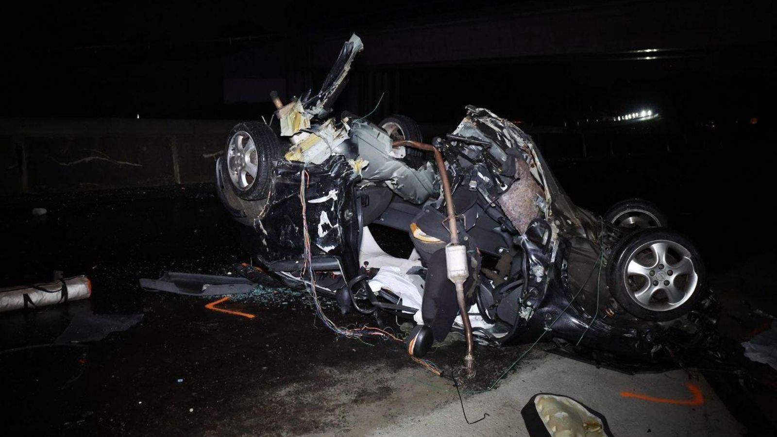 El coche volcado en la A-55. // Alberte