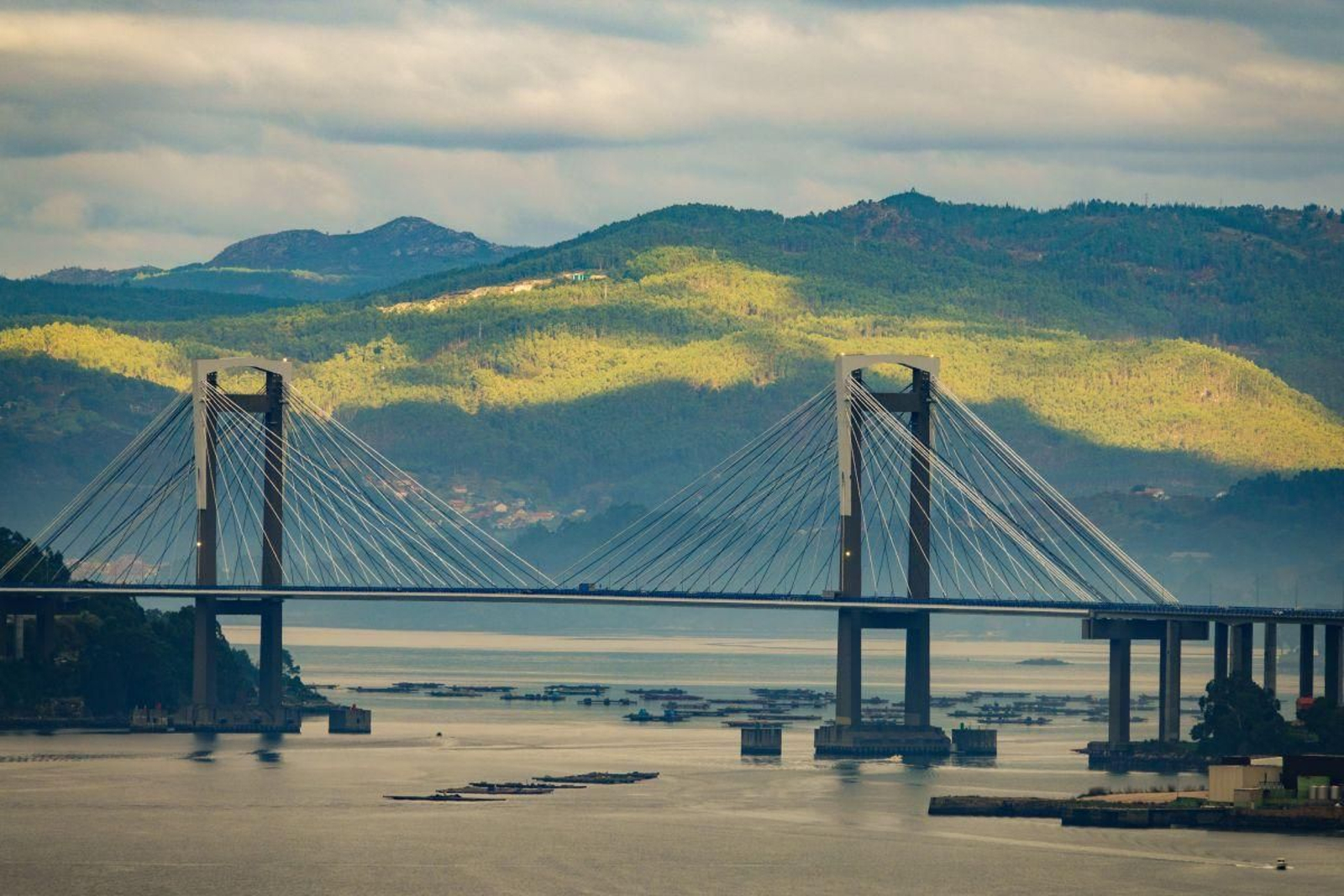 El puente de Rande, símbolo de la autopista del Atlántico: el peaje se mantiene, aunque Audasa lo cobra “en la sombra”.