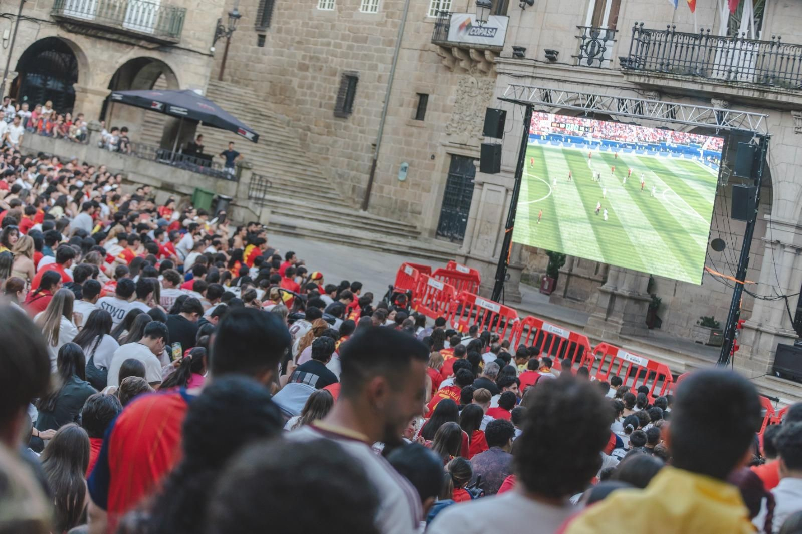 Galería | Camisetas, banderas y las calles de Ourense llenas de emoción por ver a España jugar los cuartos de final, en fotos