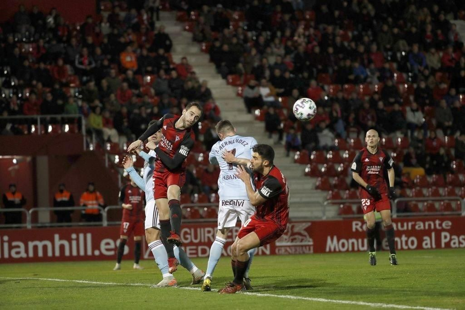 Juan Hernández disputa un balón con dos jugadores del Mirandés en el partido disputado ayer en el estadio de Anduva.