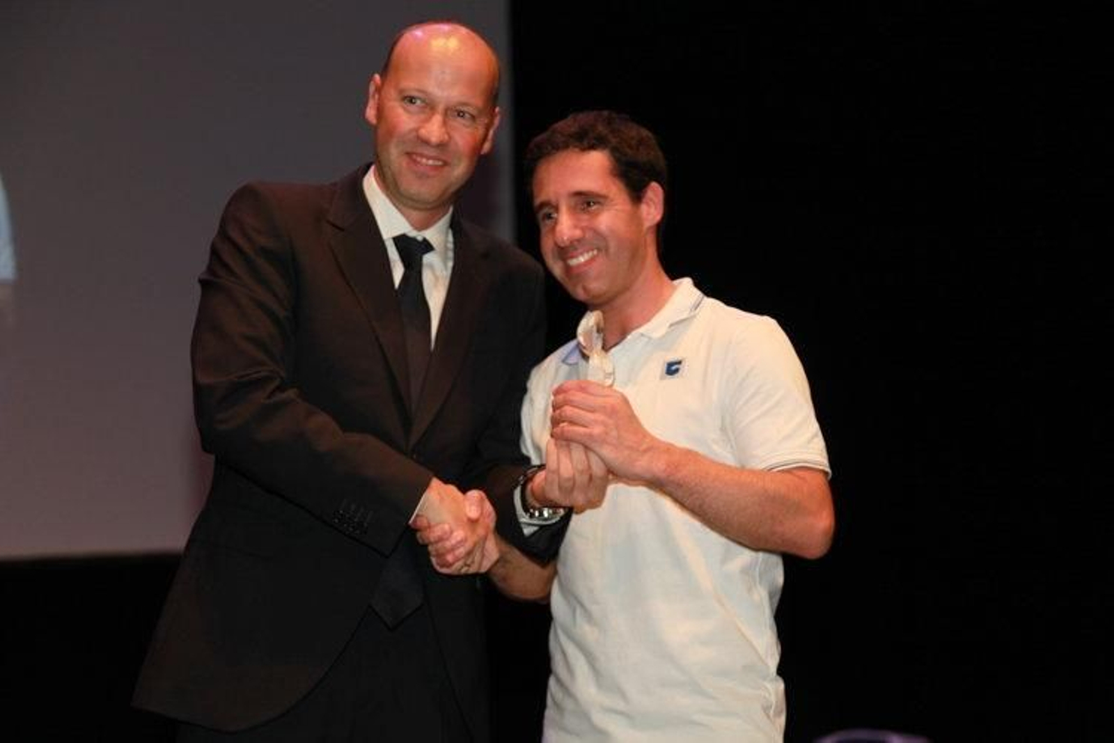 Toño Alfaro, coordinador de '+ Deporte', recoge el galardón de manos de Javier Caldas (JOSÉ PAZ)