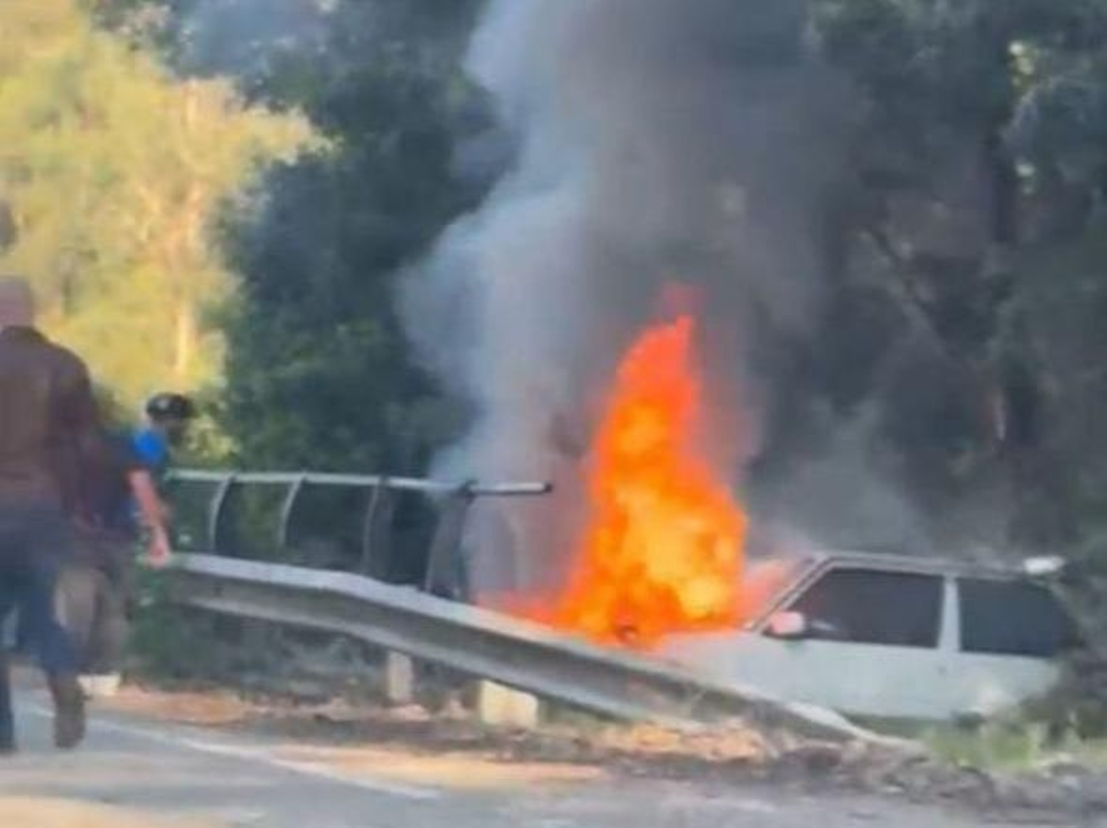 Momentos iniciales tras el choque entre el coche y el ciclista.