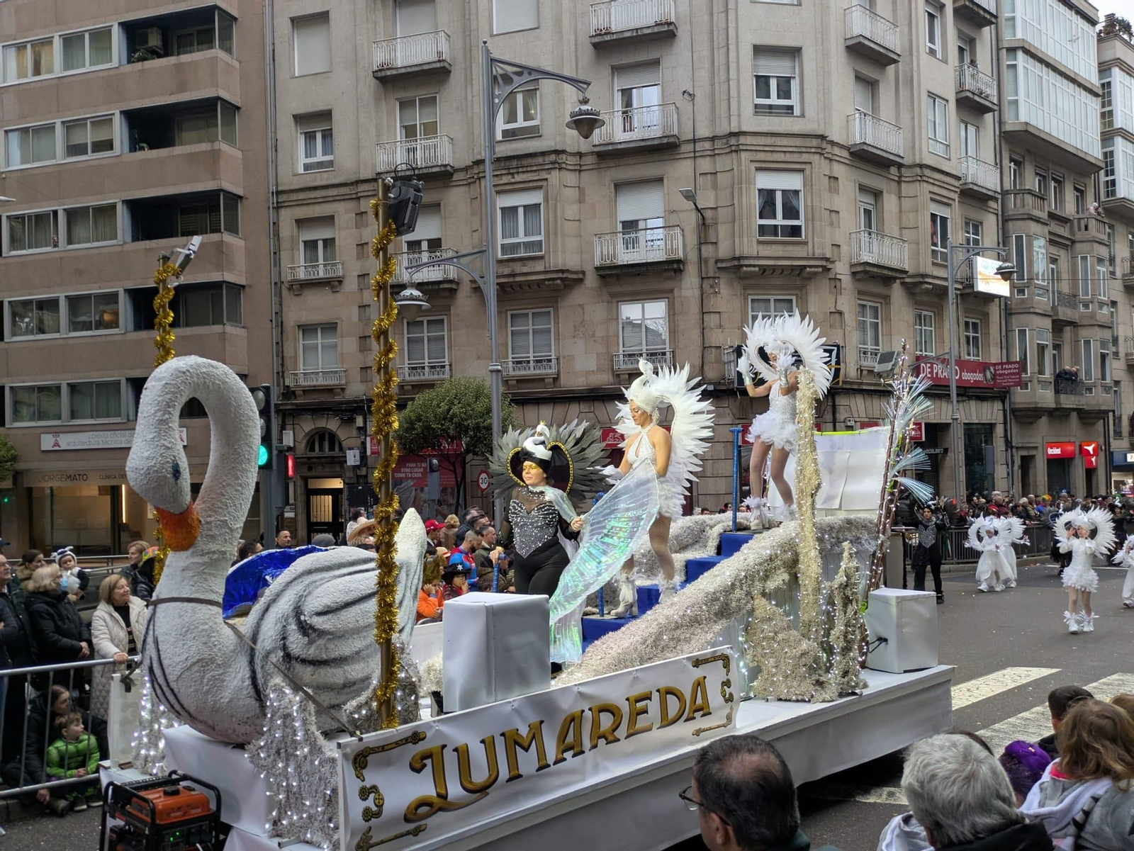 Comparsa Lumareda Reinas do lago, de Carballiño.