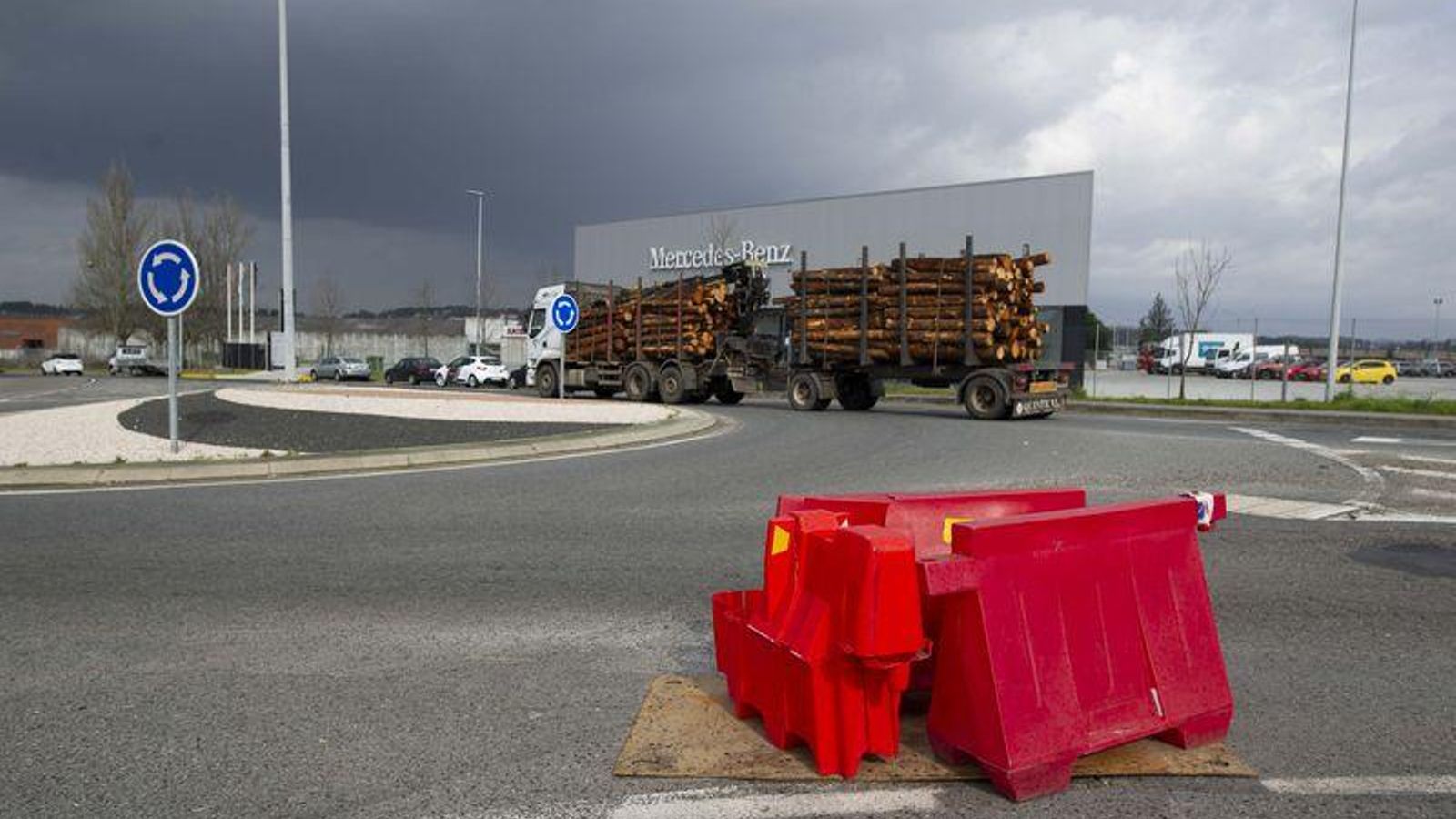 San Cibrao das Viñas 1/3/21 Fotos malestado carretera principal del polígono y papeles tirados en la calle 4  Fotos Martiño Pinal