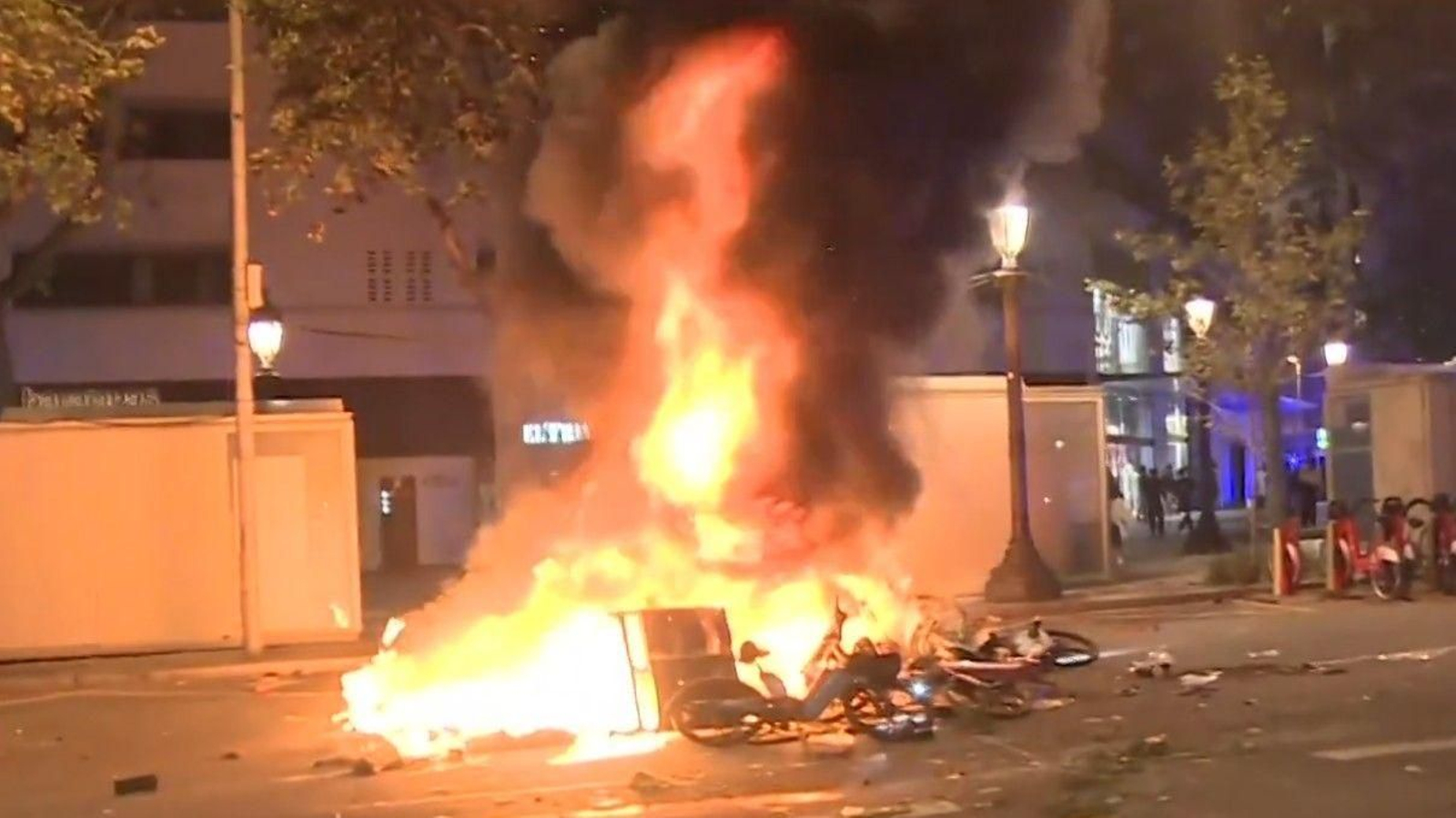 Hogera en las protestas de Barcelona.