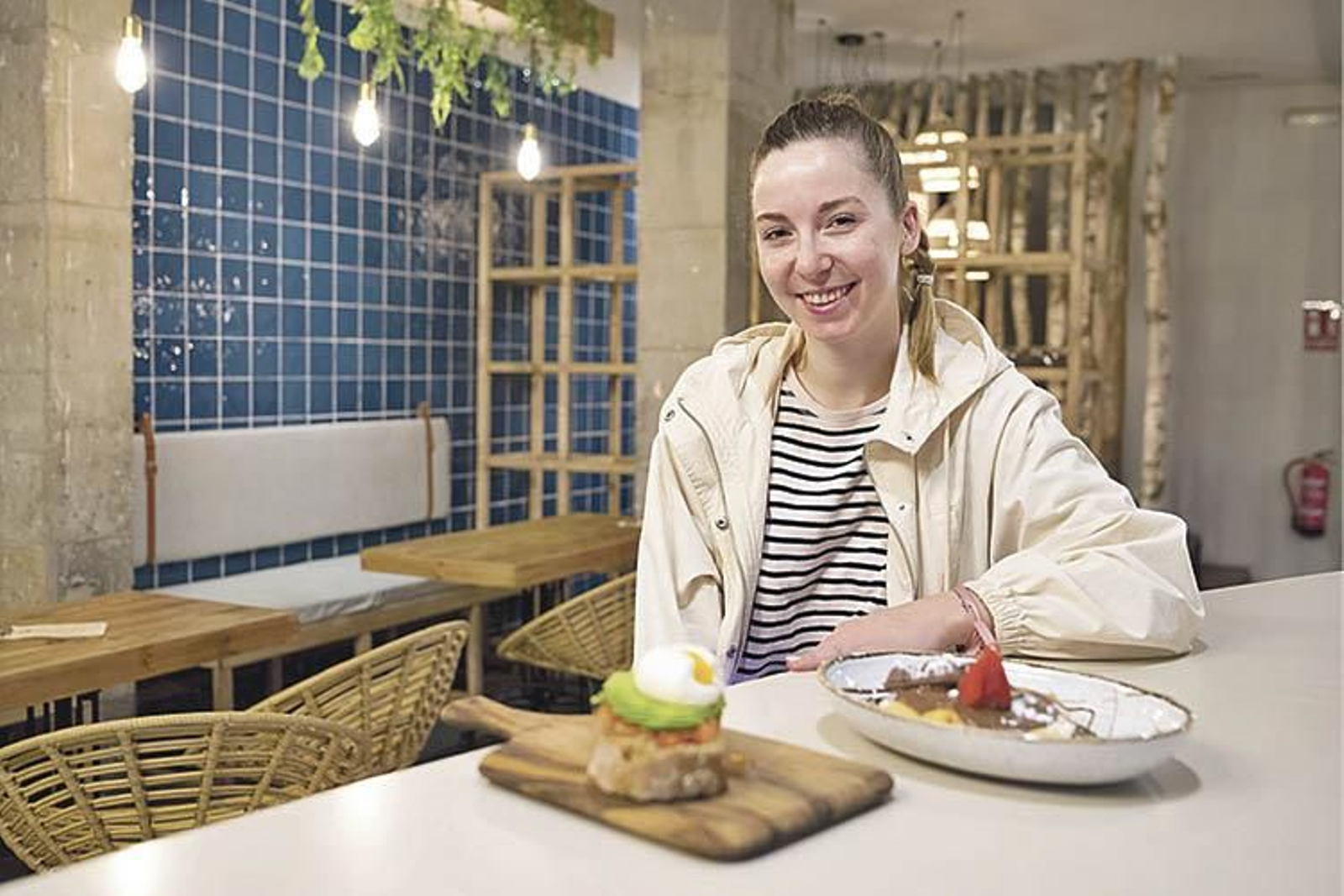 Olaia, propietaria de Lola Limón, en el establecimiento. (Xesús Fariñas)