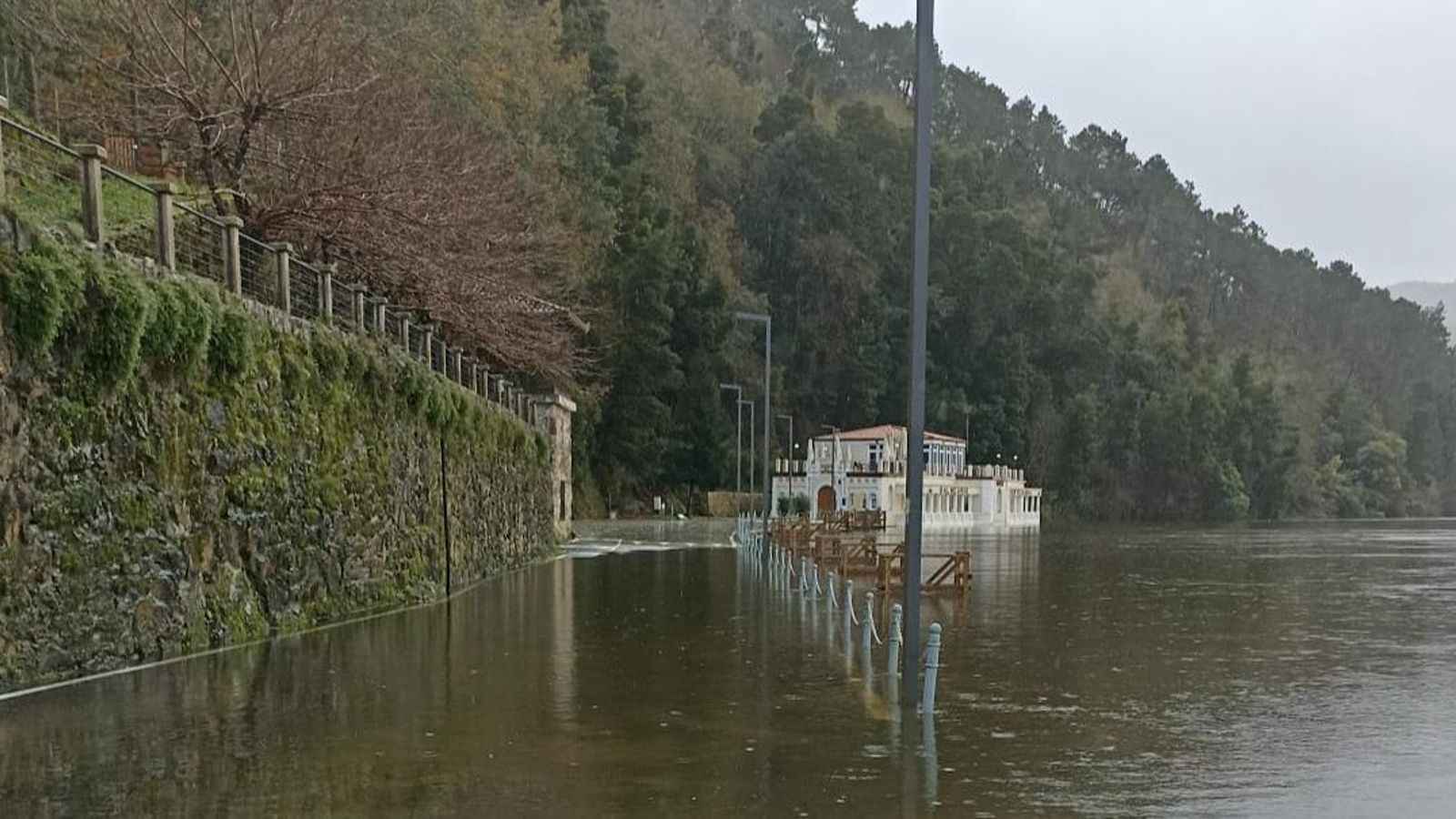 El agua del Miño llega al Balneario de Cortegada.