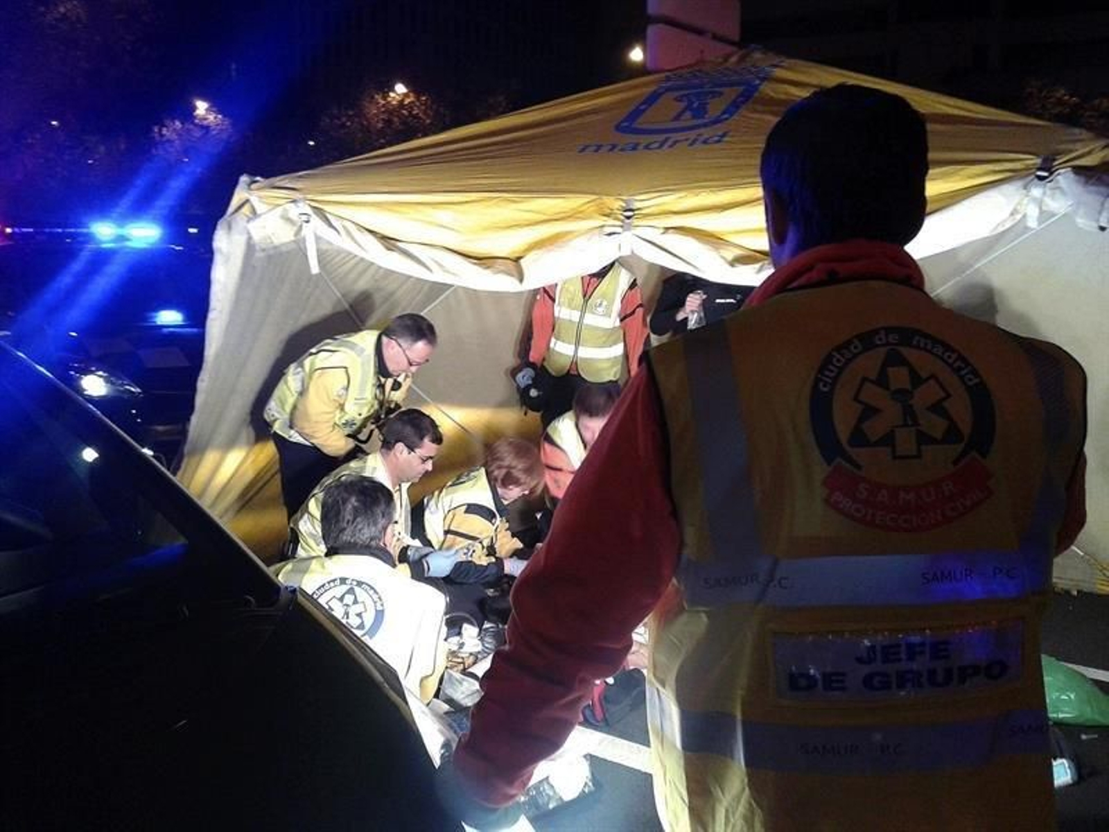 Empotran un coche contra la sede del PP en Madrid11