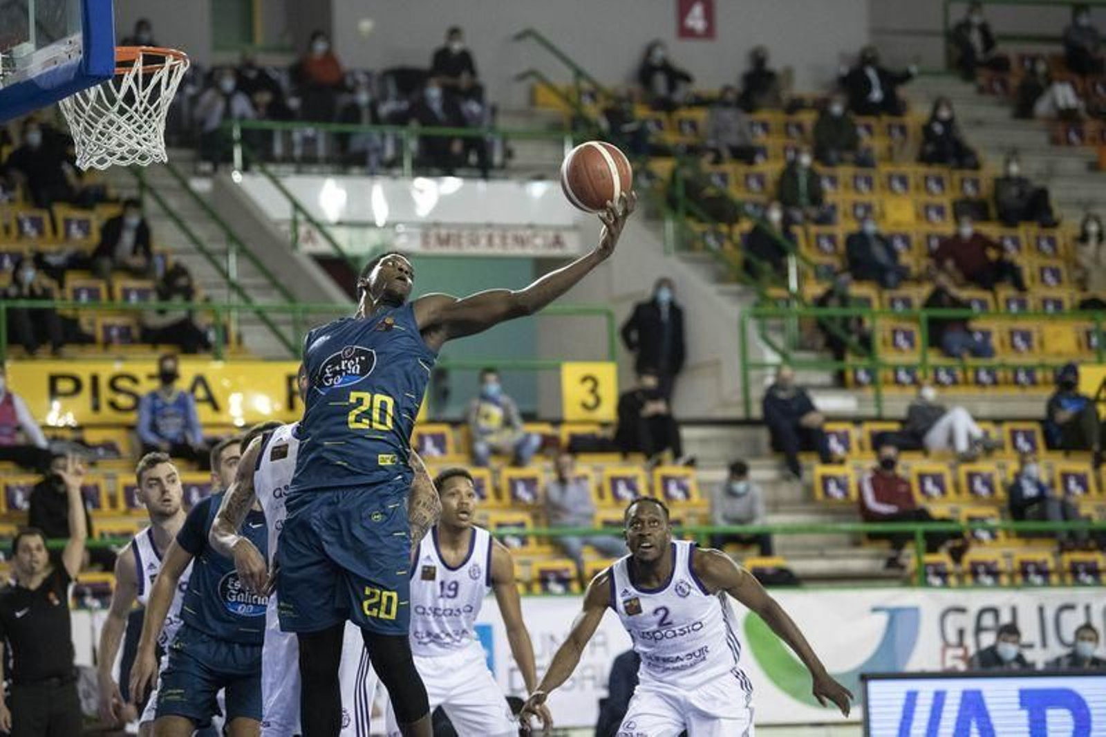 Partido de LEB Oro en el Pazo Paco Paz entre el COB y el Valladolid // FOTO: ÓSCAR PINAL