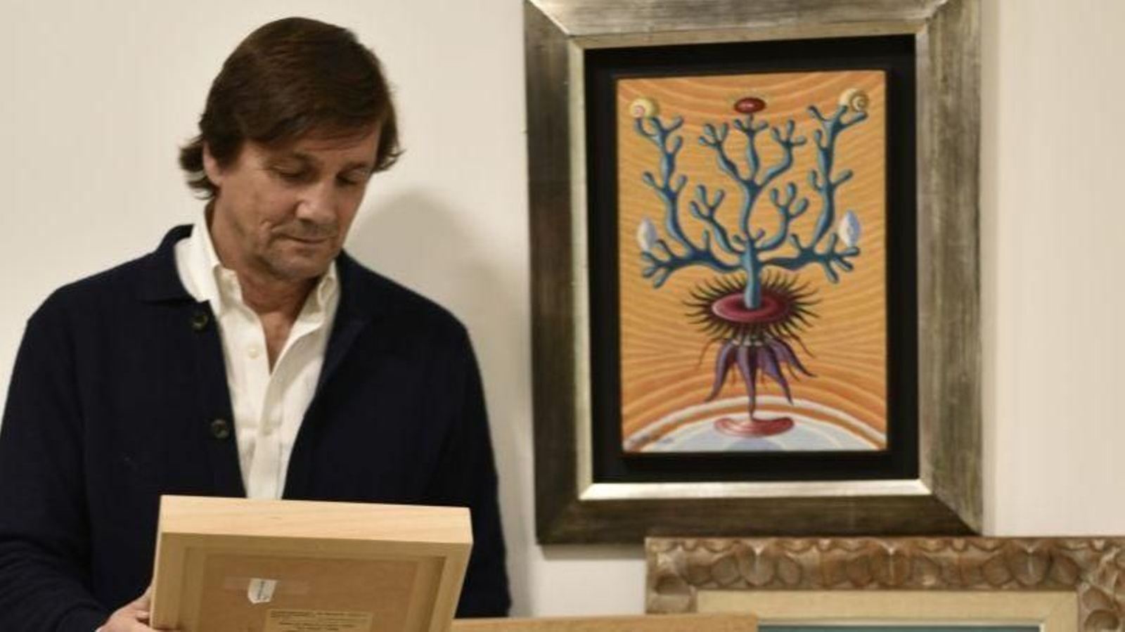 Víctor Montenegro, con la obras de Maruja Mallo que llevó a la exposición.