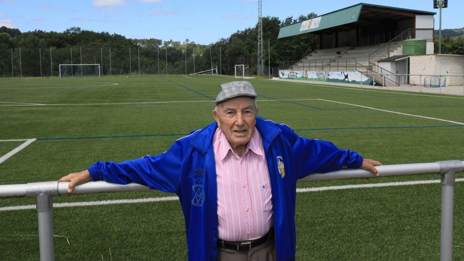 El presidente de honor del Vilariño Antonio Álvarez Fernández, "Capi", en el campo de O Medo.