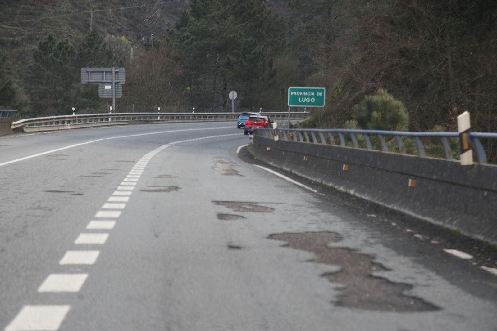 El lamentable estado del firme de la N-120, a la altura de Os Peares, antes de entrar en la provincia de Lugo.