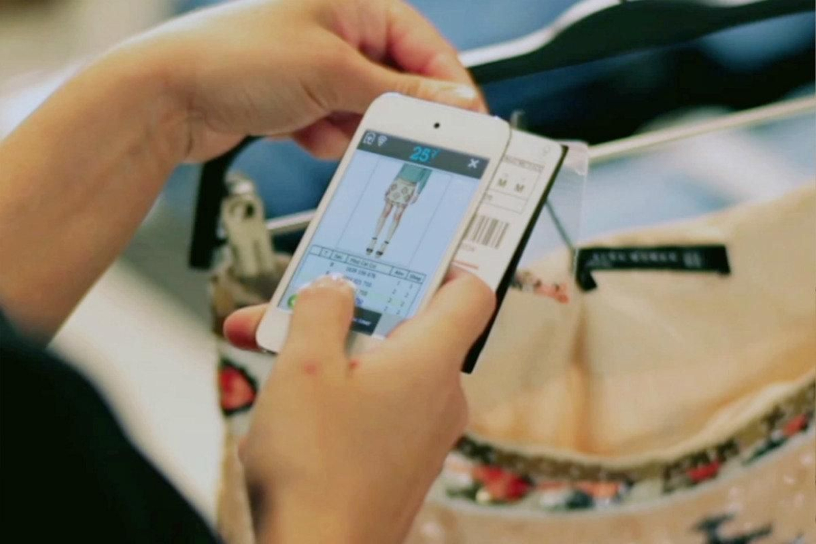 Una empleada utiliza el sistema de indentificación de las prendas del grupo textil gallego.