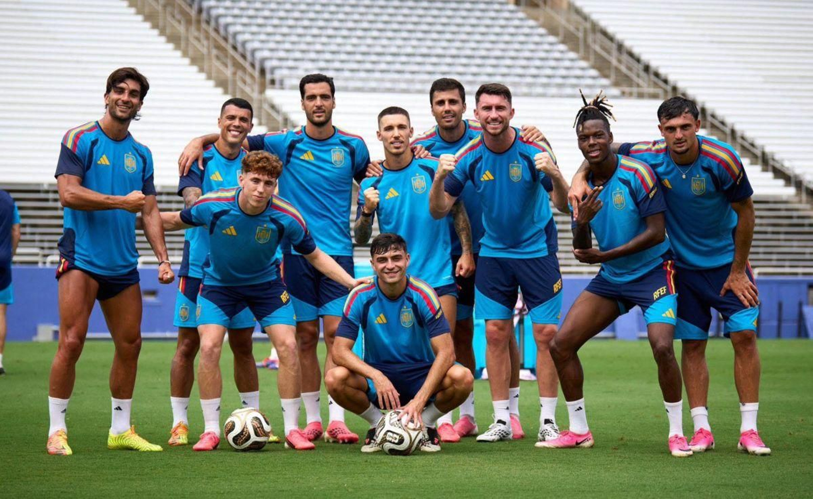 Jugadores de la selección española, ayer, tras el entrenamiento previo al partido de esta noche.