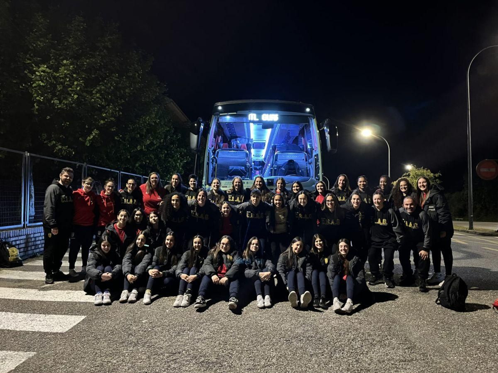 La expedición, primer equipo  y cadete, viajó en la madrugada de ayer hacia Donostia, llegó a mediodía y entrenó de tarde.