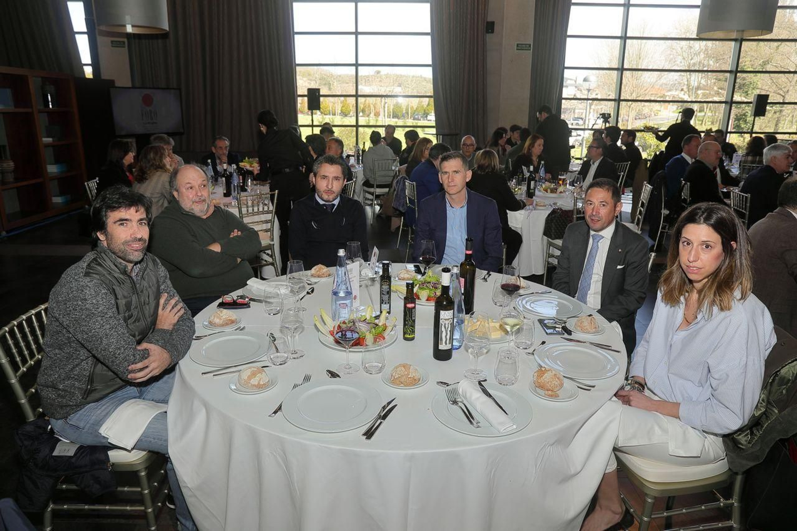 Marcos Álvarez, profesor de la Universidad de Vigo; José María Da Rocha, profesor de Ciencias Económicas de la Universidad de Vigo; Xaime Calviño, redactor jefe de La Región; José Juan Pérez, presidente del colegio Luis Vives; Ramón Braña, director general de OCA Hoteles, y María Galende, abogada de Ferro Abogados.