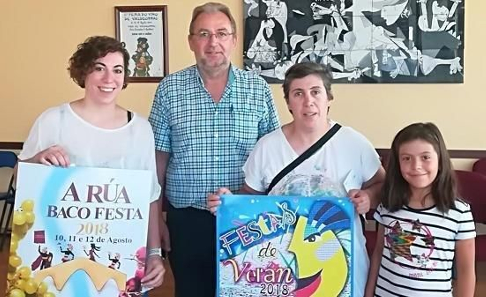 Verónica Vieira e Isabel Seco muestran sus carteles, ante Luis Fernández Gudiña, alcalde de la villa.