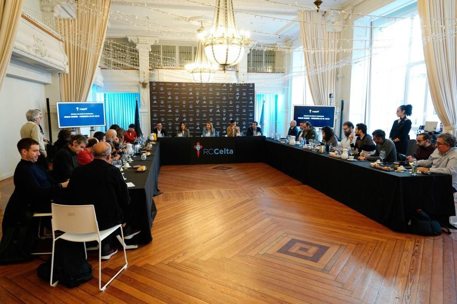 Marián Mouriño compareció ayer ante los medios junto a los miembros de su consejo de administración.