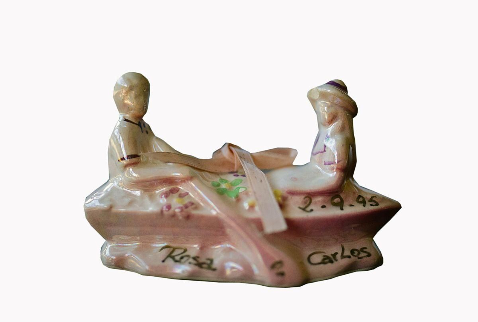 Rosa y Carlos navegando en una barca. Rosa con el velo de la novia al viento.