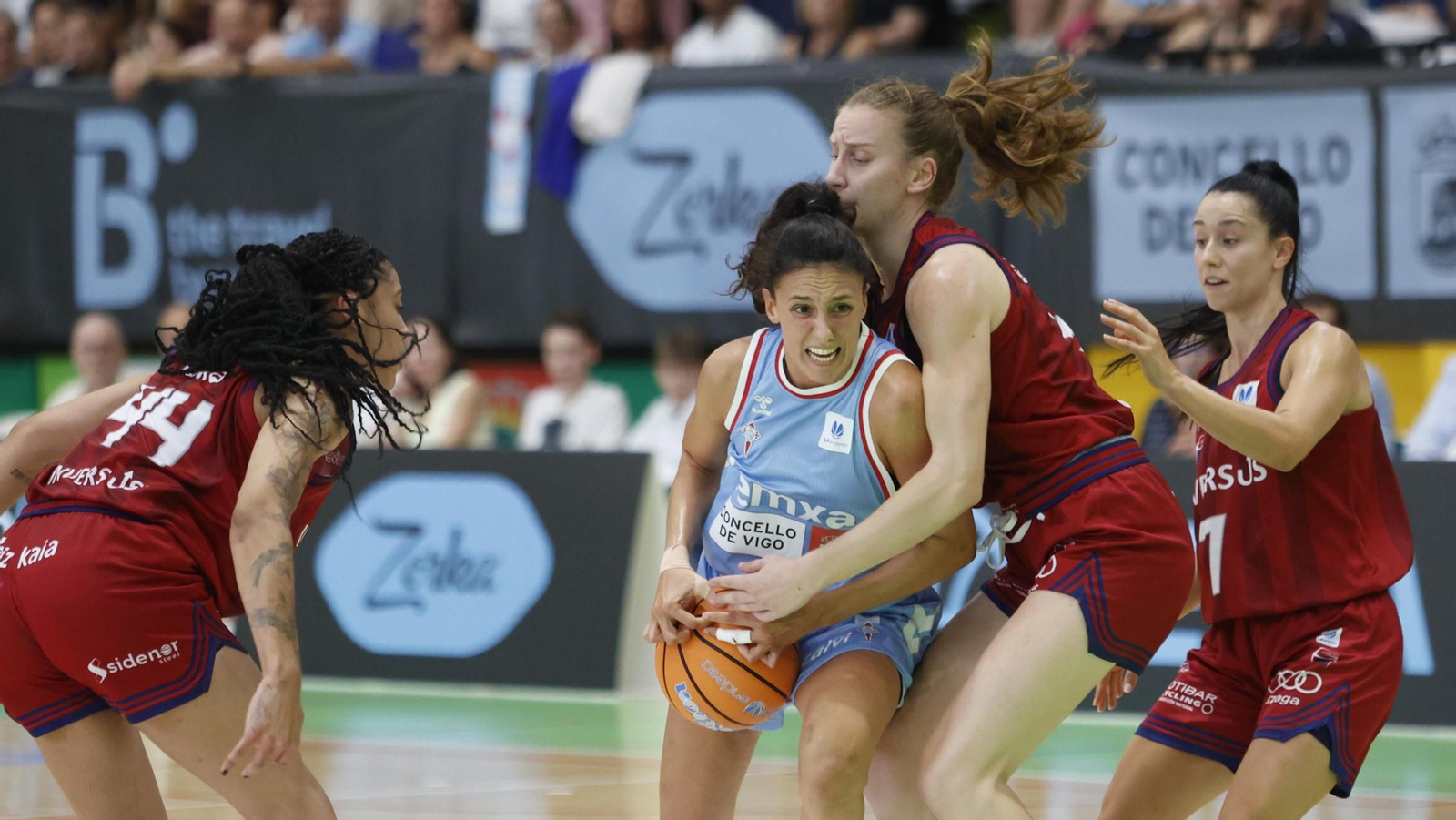 Marina Gea protege el balón en el primer partido de la temporada, ante el Gernika en Navia.