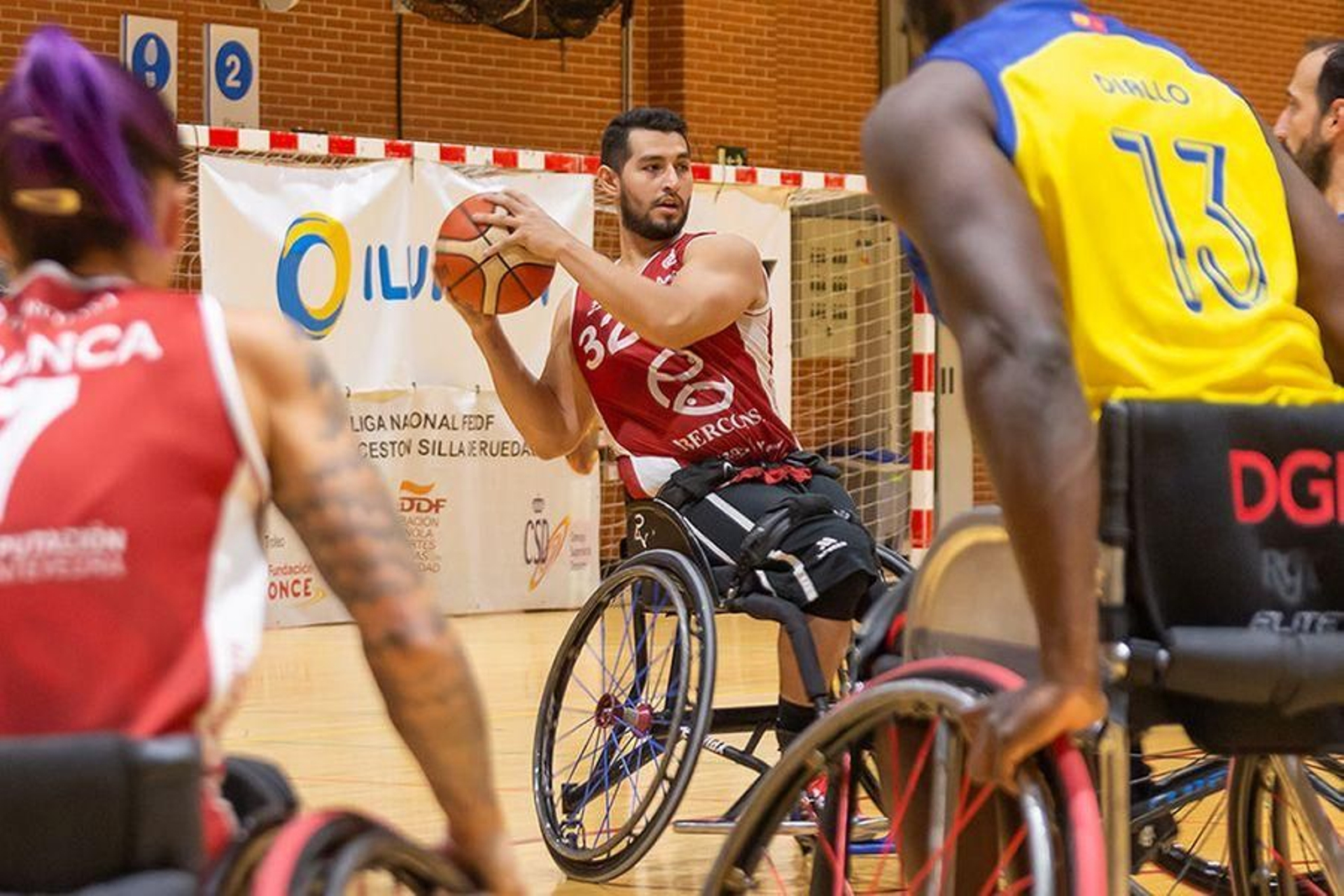 Romo, del Amfiv, en una acción del partido de ayer.