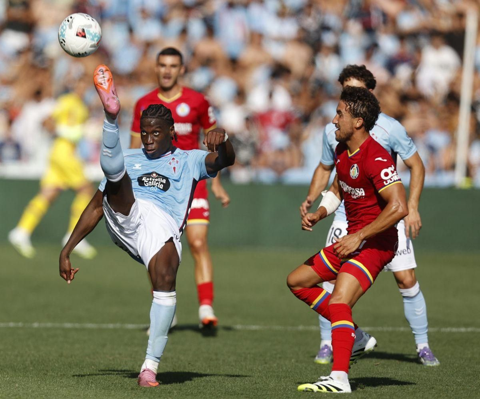 Ilaix Moriba despeja un balón ante la presencia del getafense Luis Milla durante el partido de ayer.