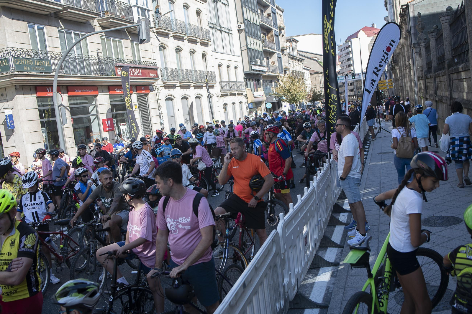 Galería | Ourense disfruta de un Día da Bici con sol, ambiente familiar y regalos