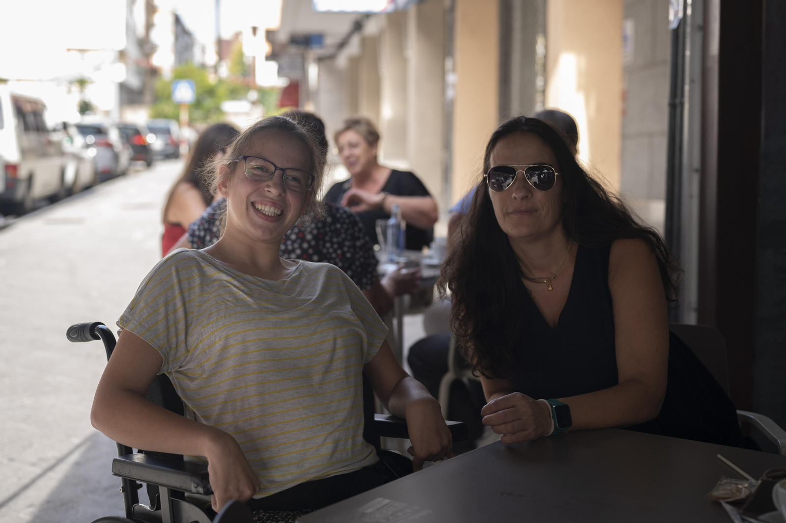 Iria y Antía, madre e hija, en un bar en A Ponte.