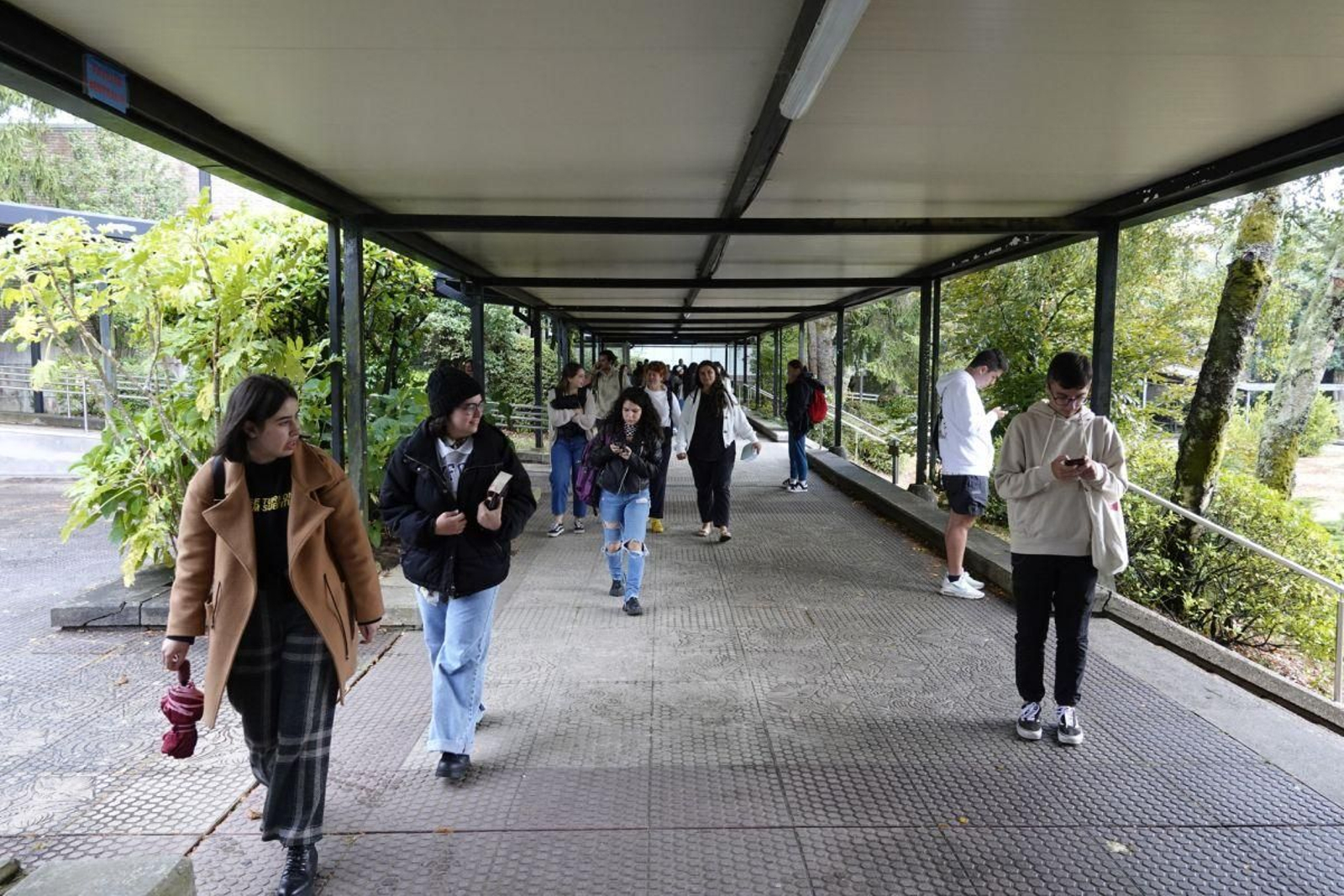 Estudiantes en la facultad de Filología del Campus de Vigo.