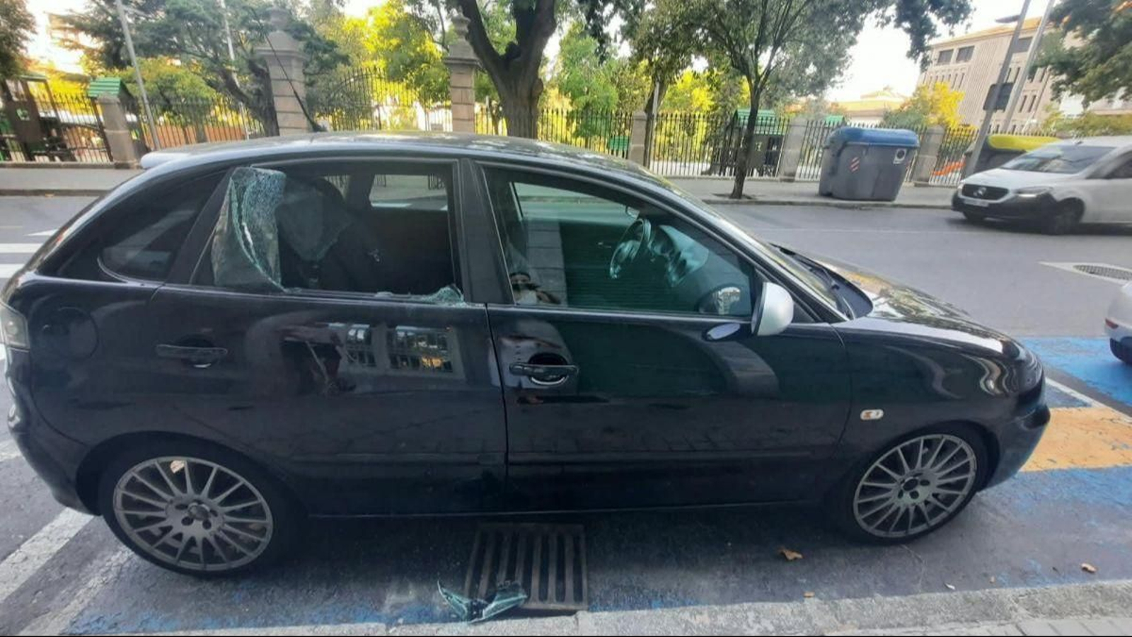 La alcantarilla empleada para reventar las lunas de este otro turismo.