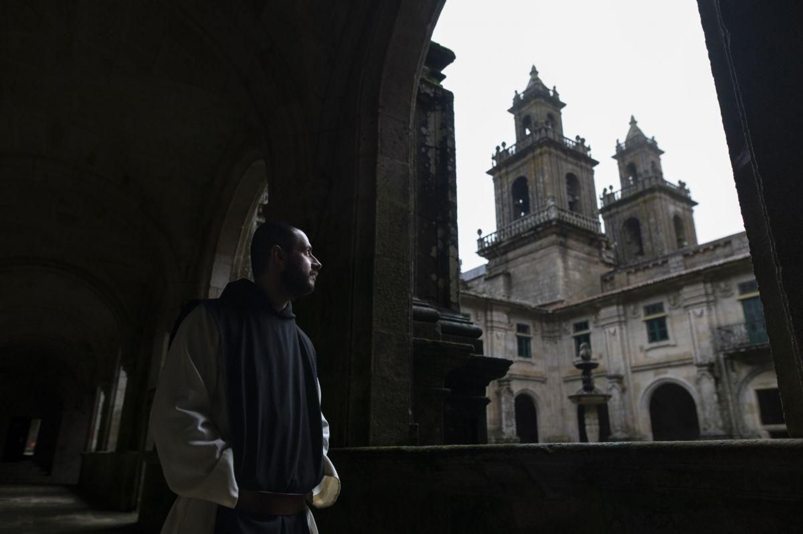 El padre César Mañueco camina por el Monasterio de Oseira, sumido en el silencio.